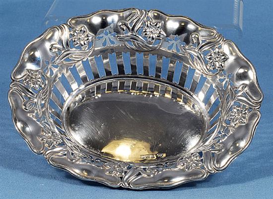 An Edwardian Art Nouveau pierced silver oval dish, by John Round & Son Ltd, length 190mm, weight 3.9oz/122grms.